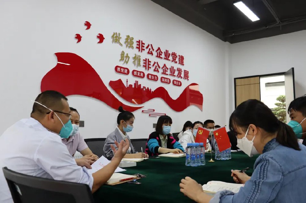 經(jīng)開(kāi)區(qū)領(lǐng)導(dǎo)蒞臨至信搏遠(yuǎn)指導(dǎo)黨建工作